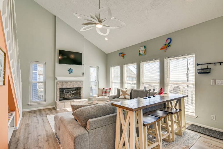 Walk to Beach: Ocean-View Family Home in Galveston — photo 2