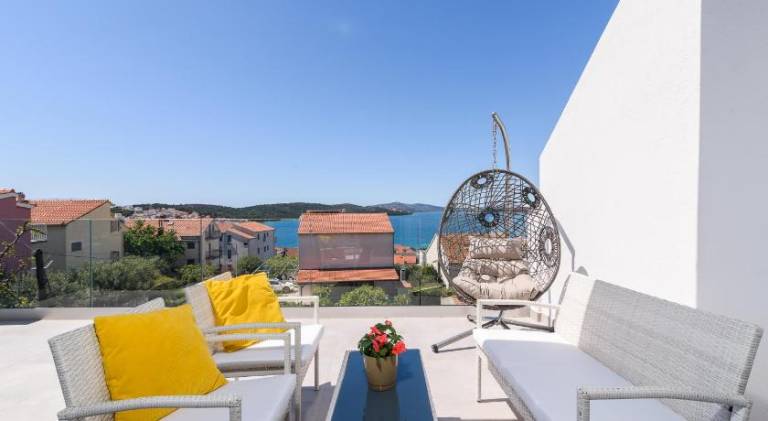 House Copacabana - on Ciovo, sea view, parking — photo 3
