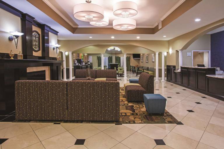 La Quinta Inn & Suites by Wyndham Pearland — photo 3