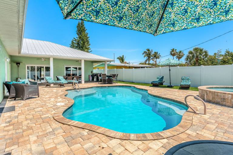 Vacation home with barbecue, private pool & hot tub — photo 4