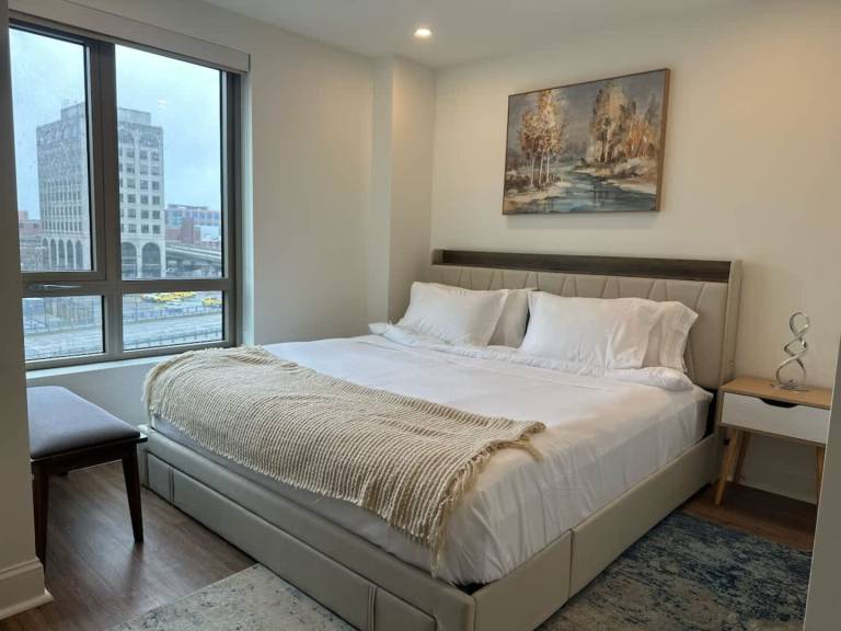 Upscale Central 2BR Condo with Gym & Parking near Boston Common, MGH & — photo 3