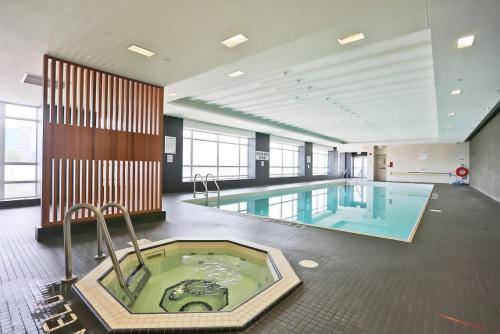 2bedroom CN Tower WATER VIEWS - Free Parking rooftop pool — photo 3