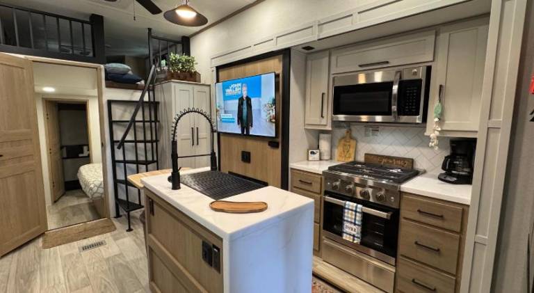 Spacious Four room glamping Rv with Tiki bar including golf cart