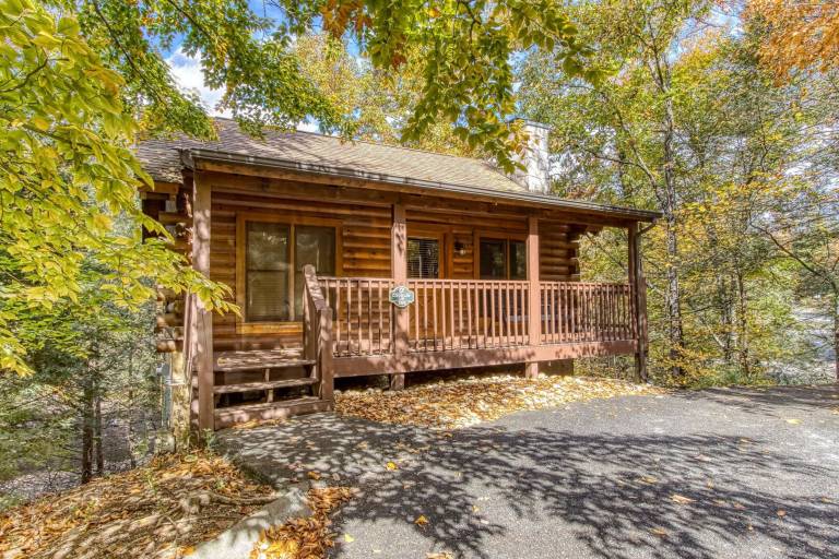 Cabin with private pool in Pigeon Forge, TN