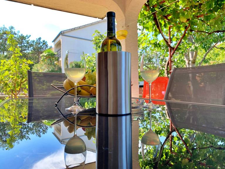 Holiday apartment with yard & patio — photo 2