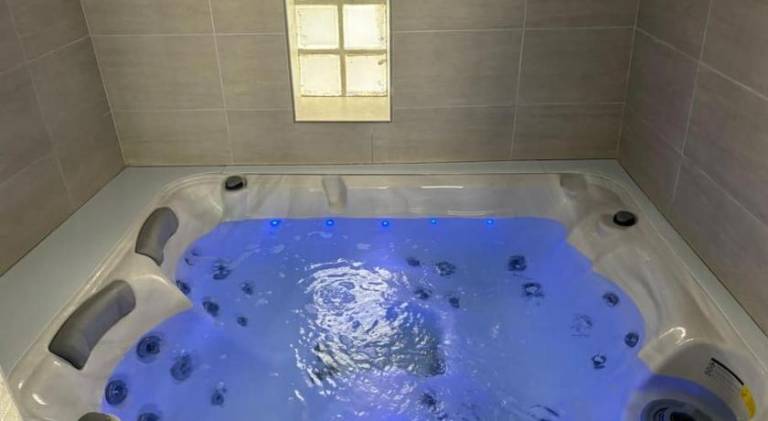 Vacation home with jacuzzi — photo 2