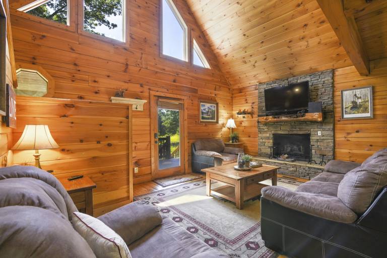 Family-oriented pleasant cabin with patio & private pool | Pets allowed — photo 4