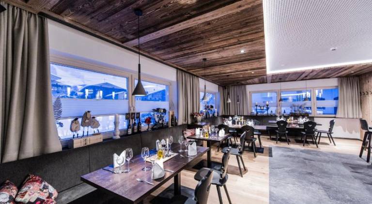 Hotel CENTRAL Bar & Restaurant — photo 2
