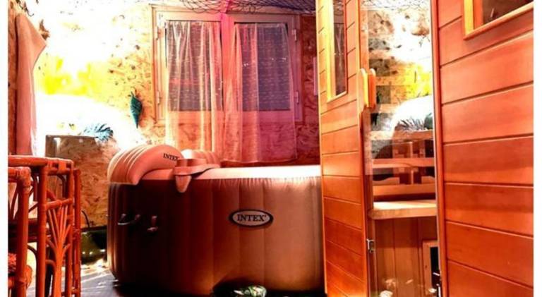 Chalet with pool & hot tub — photo 5