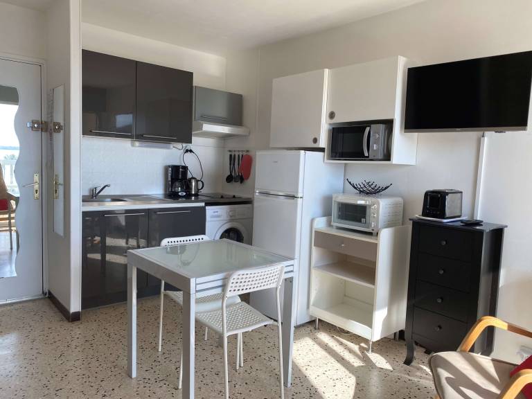 Lovely 1-bedroom apartment with open view, loggia, elevator and wifi in Balaruc-les-Bains — photo 2