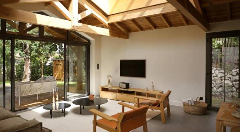 Spacious villa with patio, garden & private pool | Pets allowed — photo 2