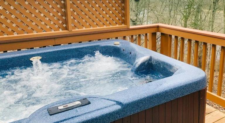 Vacation home with hot tub | Pets allowed — photo 4