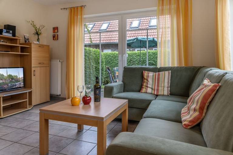 Schick und idyllisch gelegen: Das Reihenendhaus mit seinen ca. 70 qm ist modern und gemütlich zugleich eingerichtet. Die herrlich angelegte Terrasse in Südlage verspricht schöne gemeinsame Stunden. — photo 3