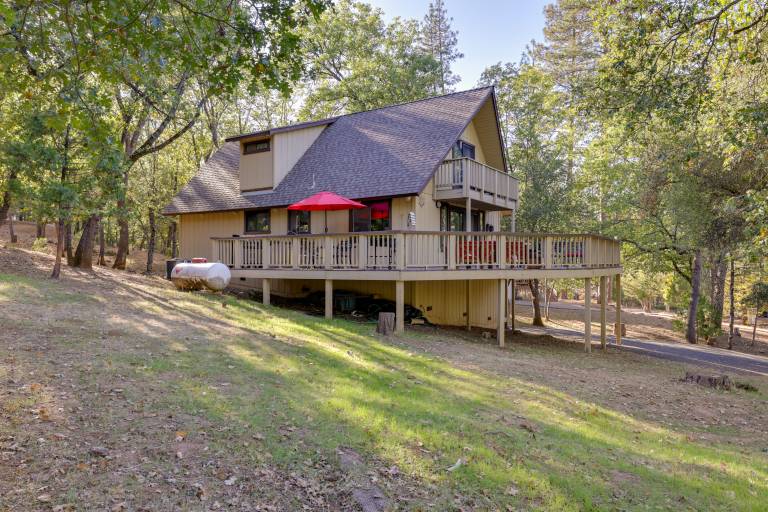 Spacious Groveland Cabin w/ Wraparound Deck! — photo 3