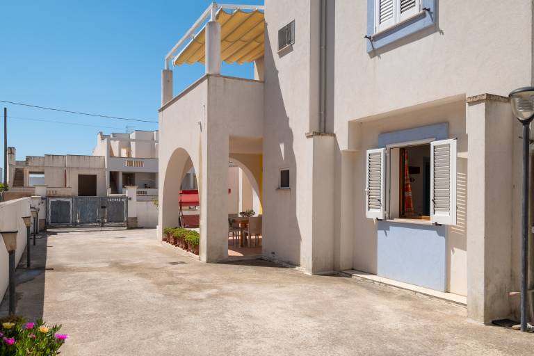 Vacation home with patio | City view — photo 3