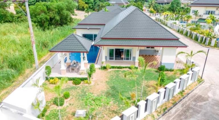 Villa with hot tub & pool | Pets allowed — photo 3