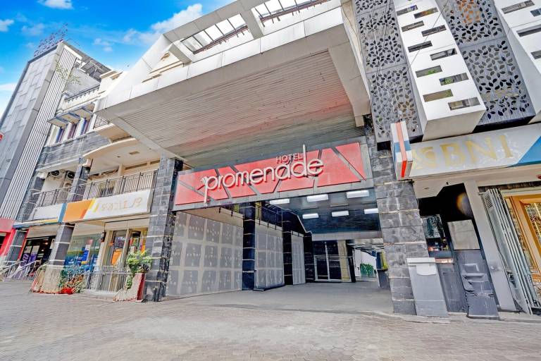 Luxury Twin Stay with Free WiFi and Parking