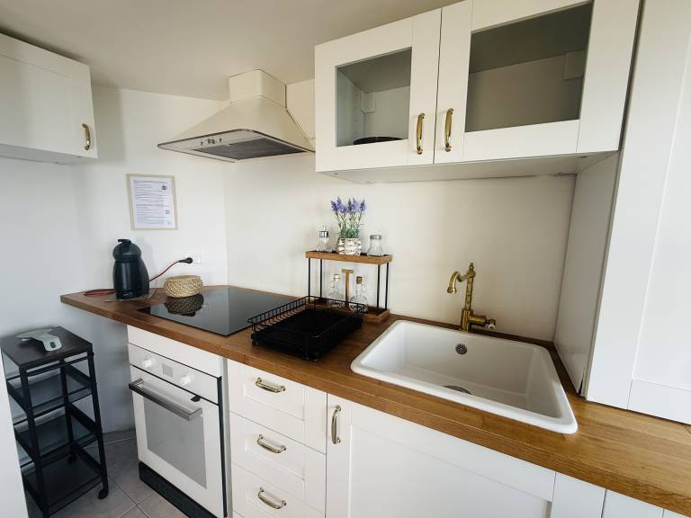 Family-friendly pleasant house with patio | Mountain view | Close to the beach | Dogs allowed — photo 4