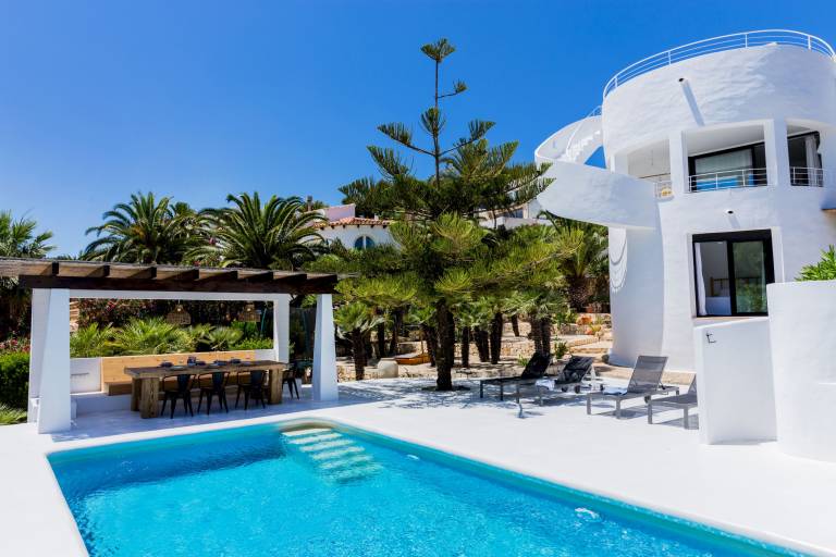 Villa with yard, private pool & terrace in Alicante