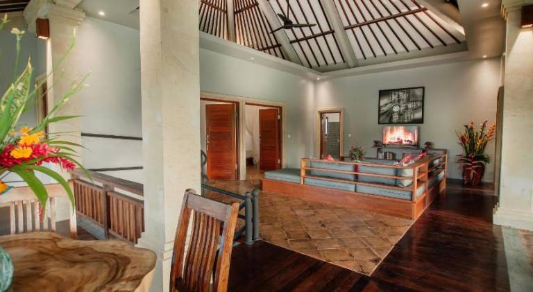 Villa with pool — photo 5