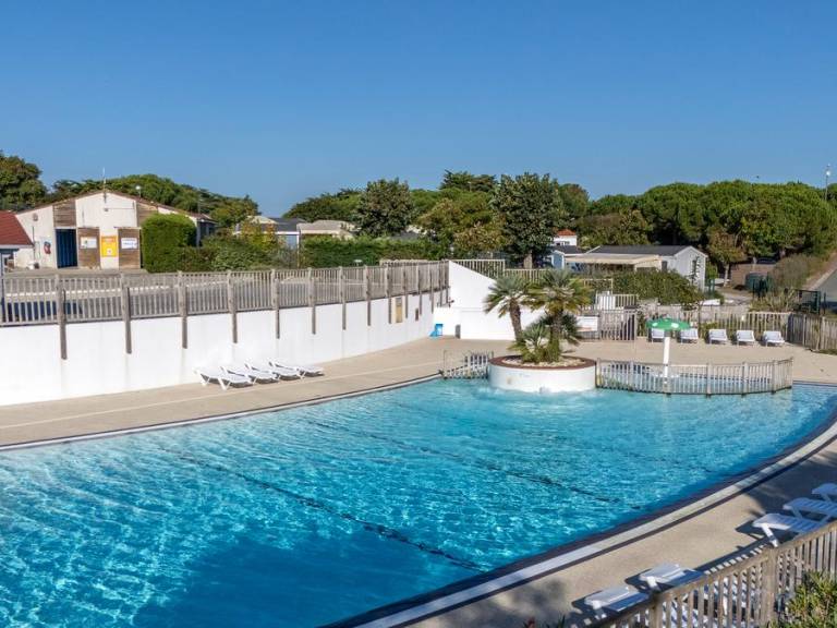 Vacation home with BBQ, heated pool & patio | Sea view — photo 2