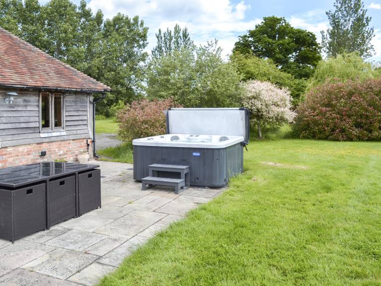 Child-friendly beautiful cottage with garden, barbeque & hot tub | Dogs allowed — photo 2