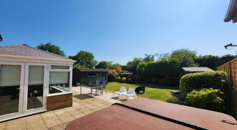 Kennedy Villa - 5 Bedroom House with Hot Tub, WiFi, Free parkings, Close to Bicester Village — photo 4