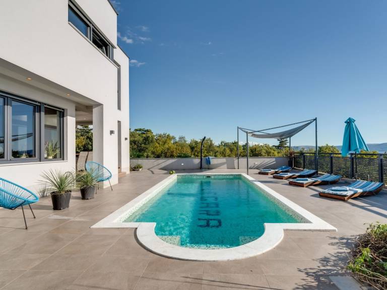 Fully equipped big vacation home with BBQ, yard & private pool | Pets allowed — photo 2