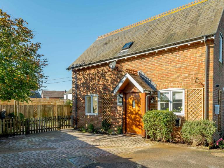 Cottage with yard & BBQ in Lymington