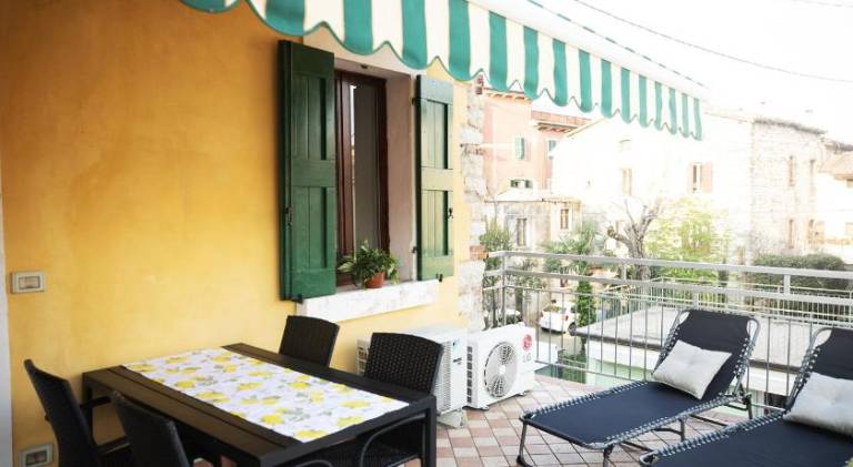 Holiday apartment with terrace in Lazise