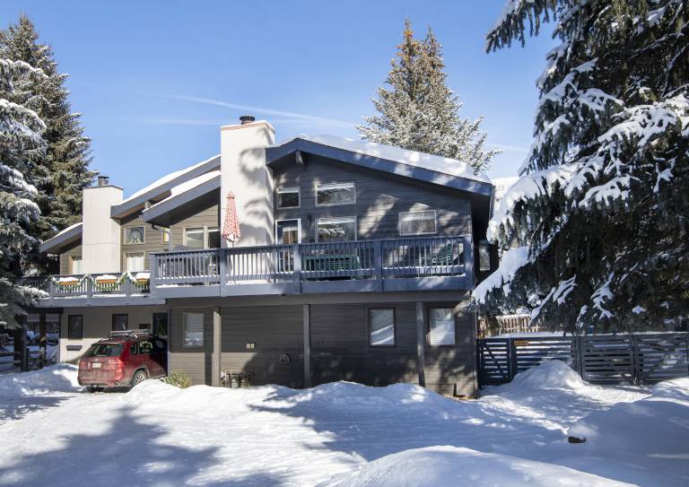 Child-friendly duplex with BBQ, jacuzzi & yard | Mountain view | Suitable for remote work | Pets are welcome — photo 2