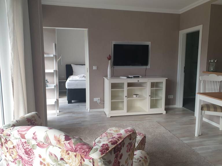 Rental apartment with patio — photo 3