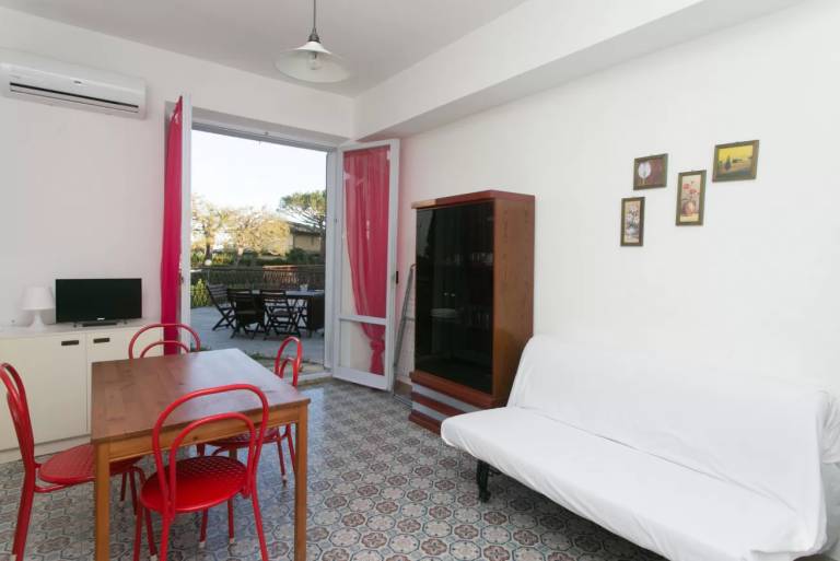 Rental apartment with yard & barbecue — photo 3