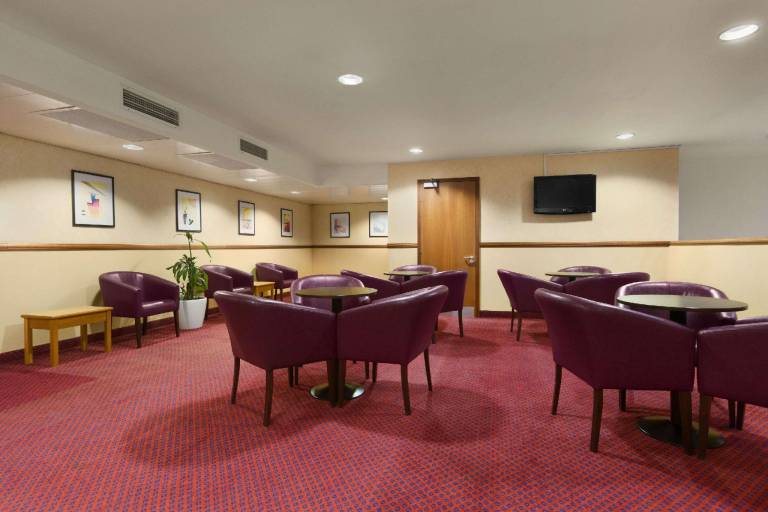 Days Inn by Wyndham Stevenage North — photo 4