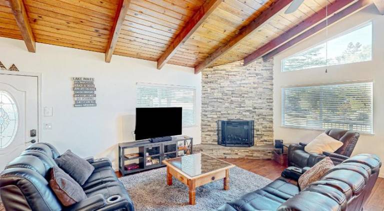 Charming vacation home | Pets are welcome in Groveland, CA