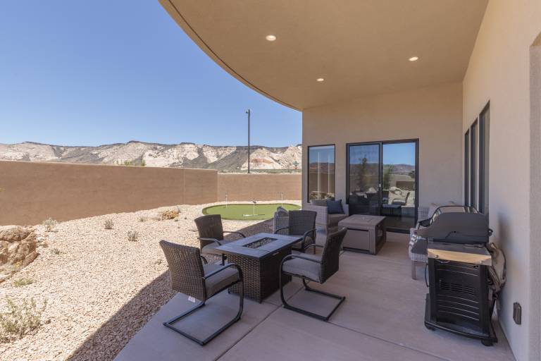 House with hot tub, barbecue & heated pool | Golf view in Washington, UT