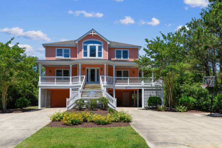 House with hot tub, private pool & grill in Outer Banks, NC