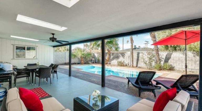 Vacation home with pool — photo 5