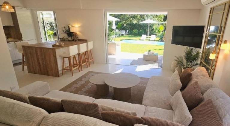 Villa with yard, private pool & patio — photo 4