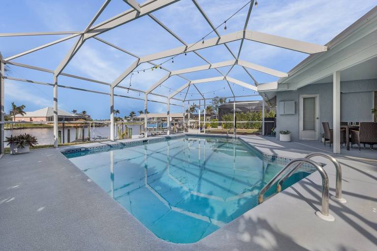 Child-friendly vacation home with private pool & BBQ | Water view | Dogs allowed — photo 3