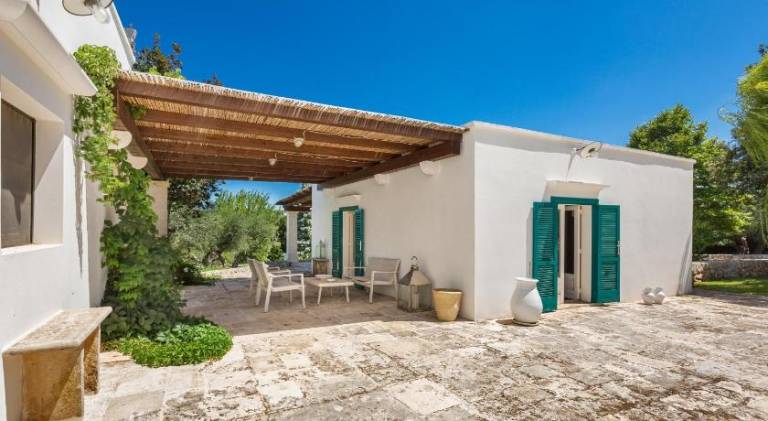 Villa with pool — photo 4