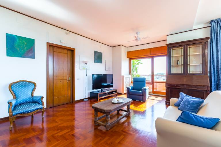 Family-oriented charming rental apartment with terrace & BBQ | City view | Dogs allowed — photo 4