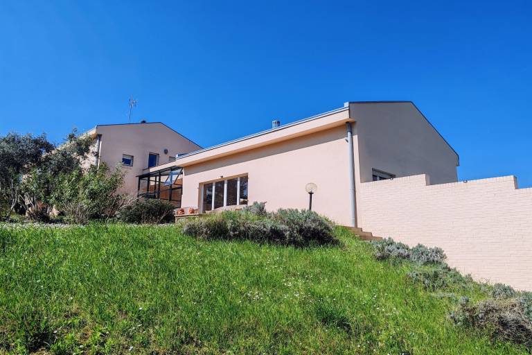 Villa with yard, hot tub & private pool in Ancona