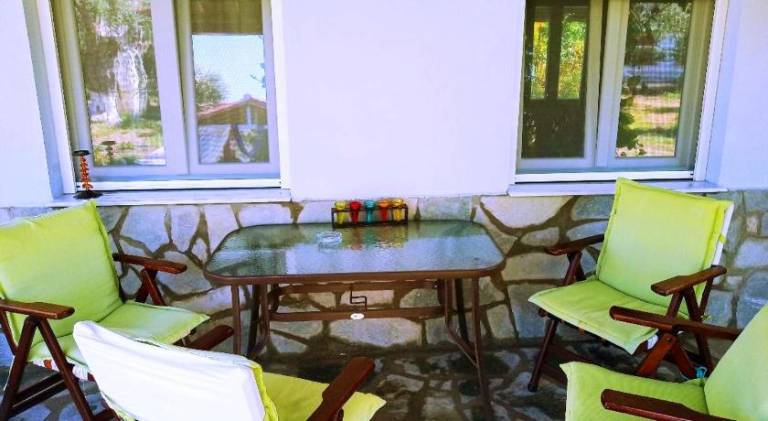 Vacation home with barbeque, patio & garden — photo 4
