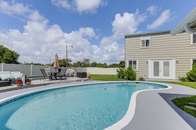 6 Mi to Riviera Beach WPB Retreat w Pool Access