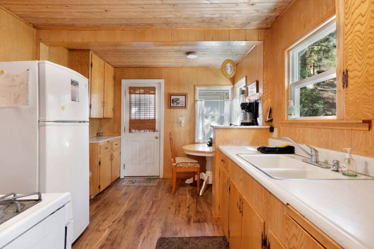 Pinglewood Cabin in Fawnskin at Big Bear — photo 4