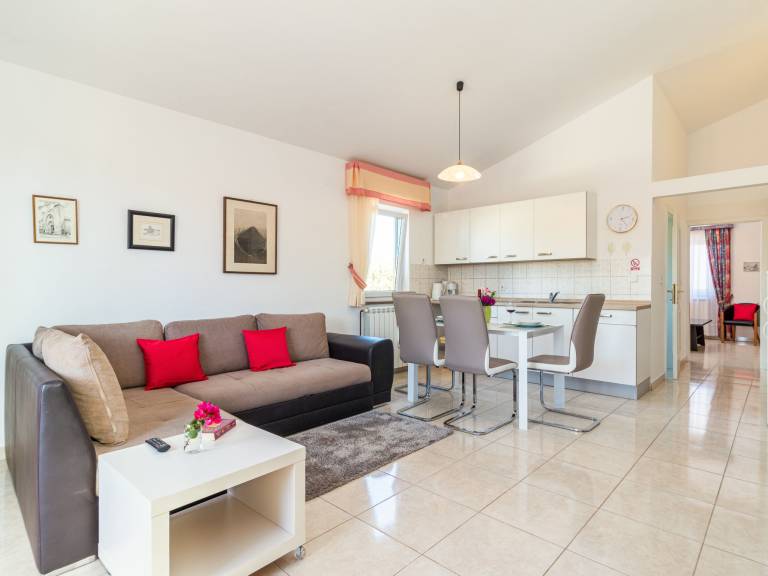Rental apartment with grill, yard & pool — photo 3