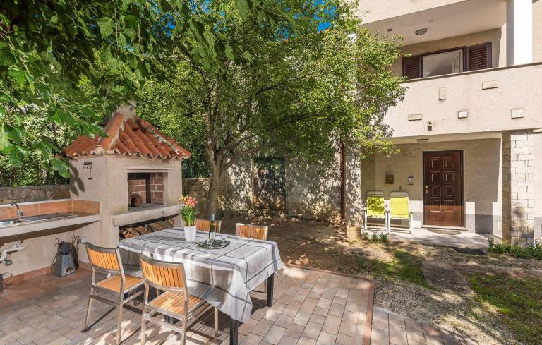 Vacation home with BBQ, yard & terrace — photo 2