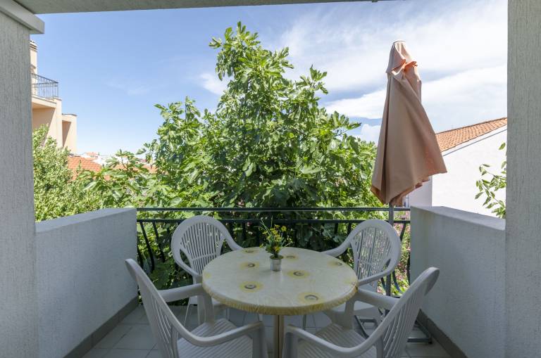Holiday apartment with grill | Garden view — photo 2
