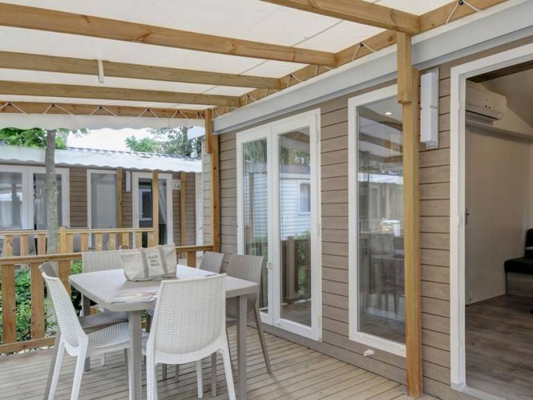 Cabin with patio & pool — photo 4